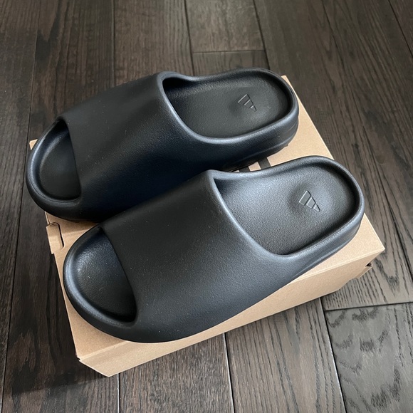 Yeezy slide black US 8 brand new - Picture 1 of 3